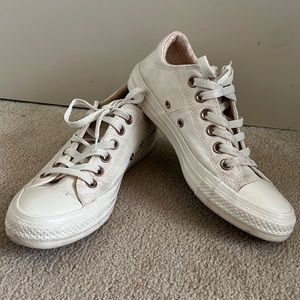 -Converse- Chuck Taylor SZ 7 Low Top Cream /Gold